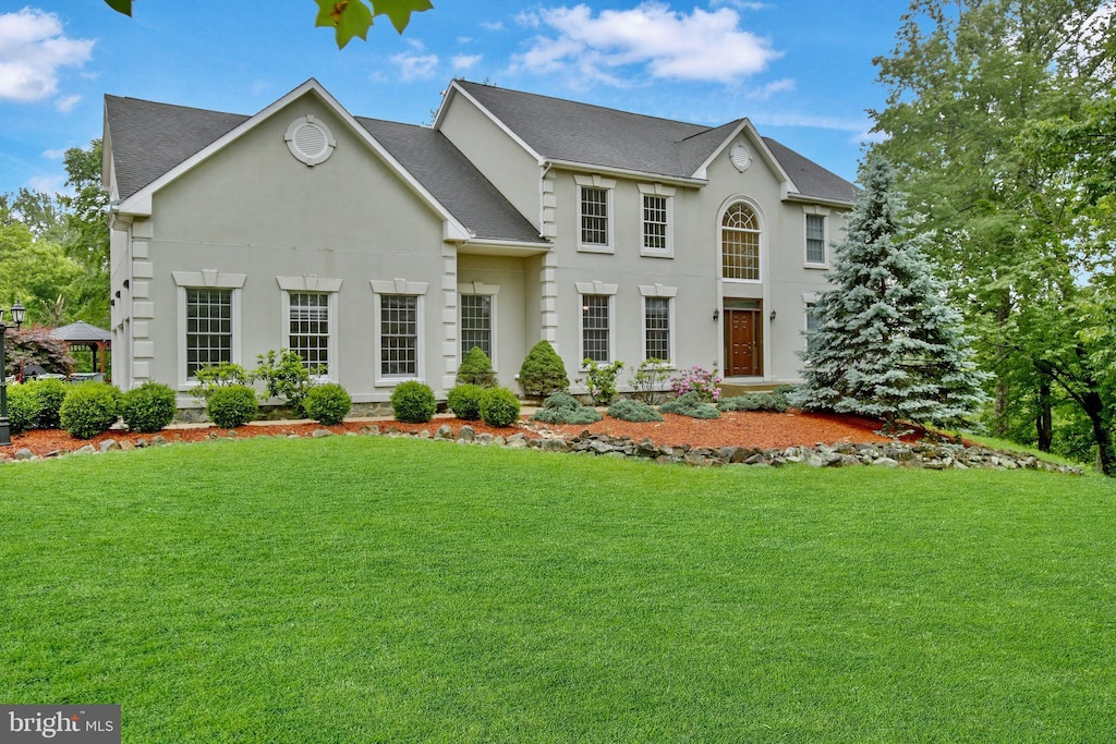 34905 Gidney Ct, Round Hill, VA 20141 - view of front of home featuring a front yard, roof with shingles, and stucco siding