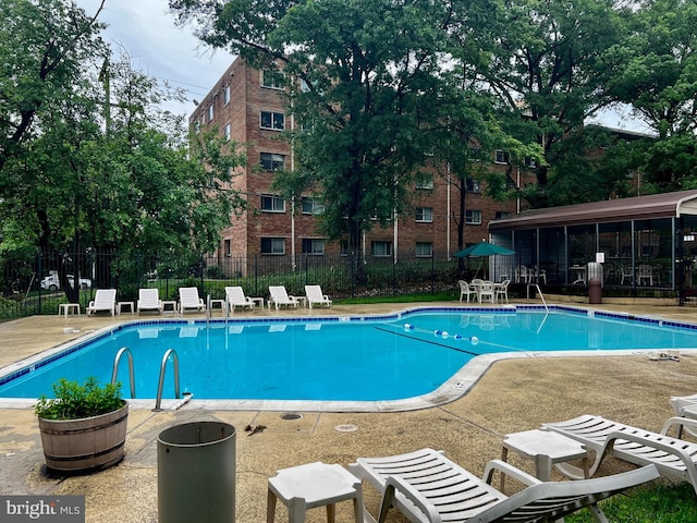 5041 7th Rd S Unit 102, Arlington, VA 22204 - community pool with a patio area
