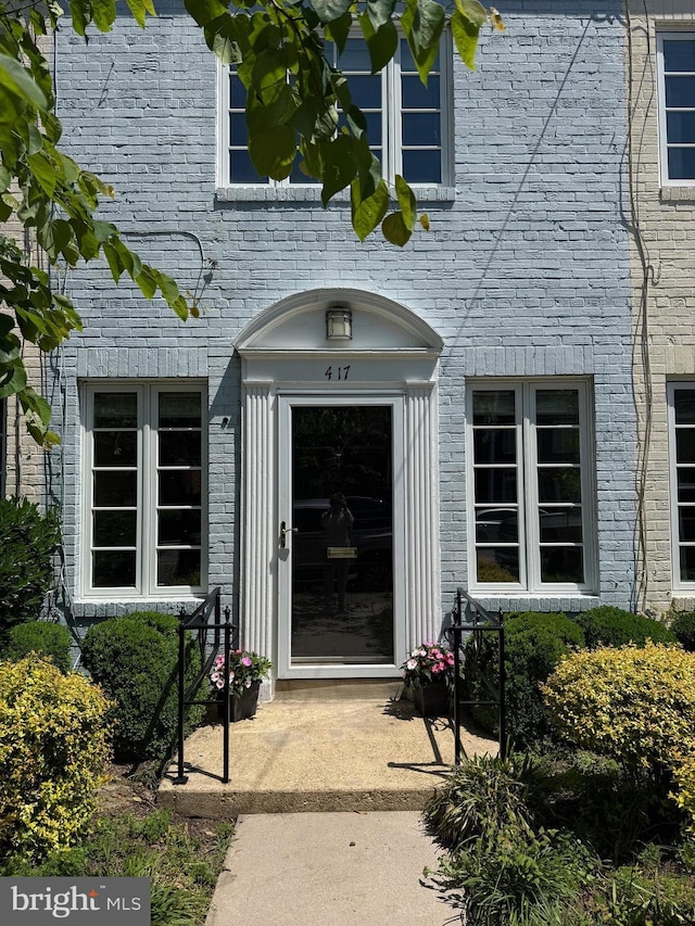 417 Gibbon St, Alexandria, VA 22314 - entrance to property featuring brick siding