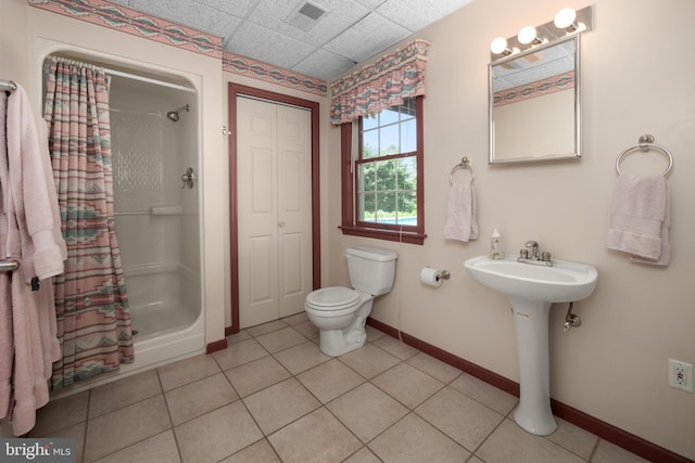 1224 Highland Dr, Orefield, PA 18069 - bathroom featuring curtained shower, baseboards, toilet, and tile patterned floors