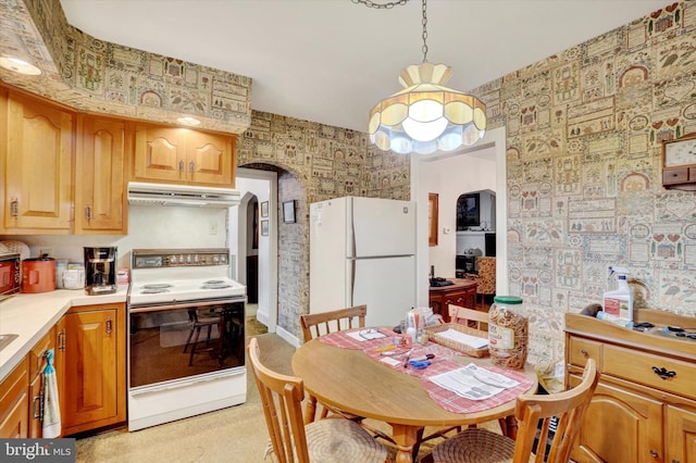 827 Pennsylvania Ave, York, PA 17404 - dining room with arched walkways and wallpapered walls