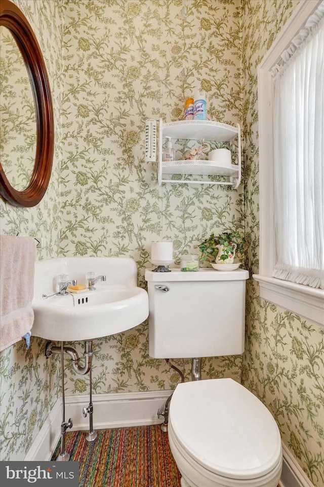 827 Pennsylvania Ave, York, PA 17404 - bathroom with wallpapered walls, toilet, and baseboards