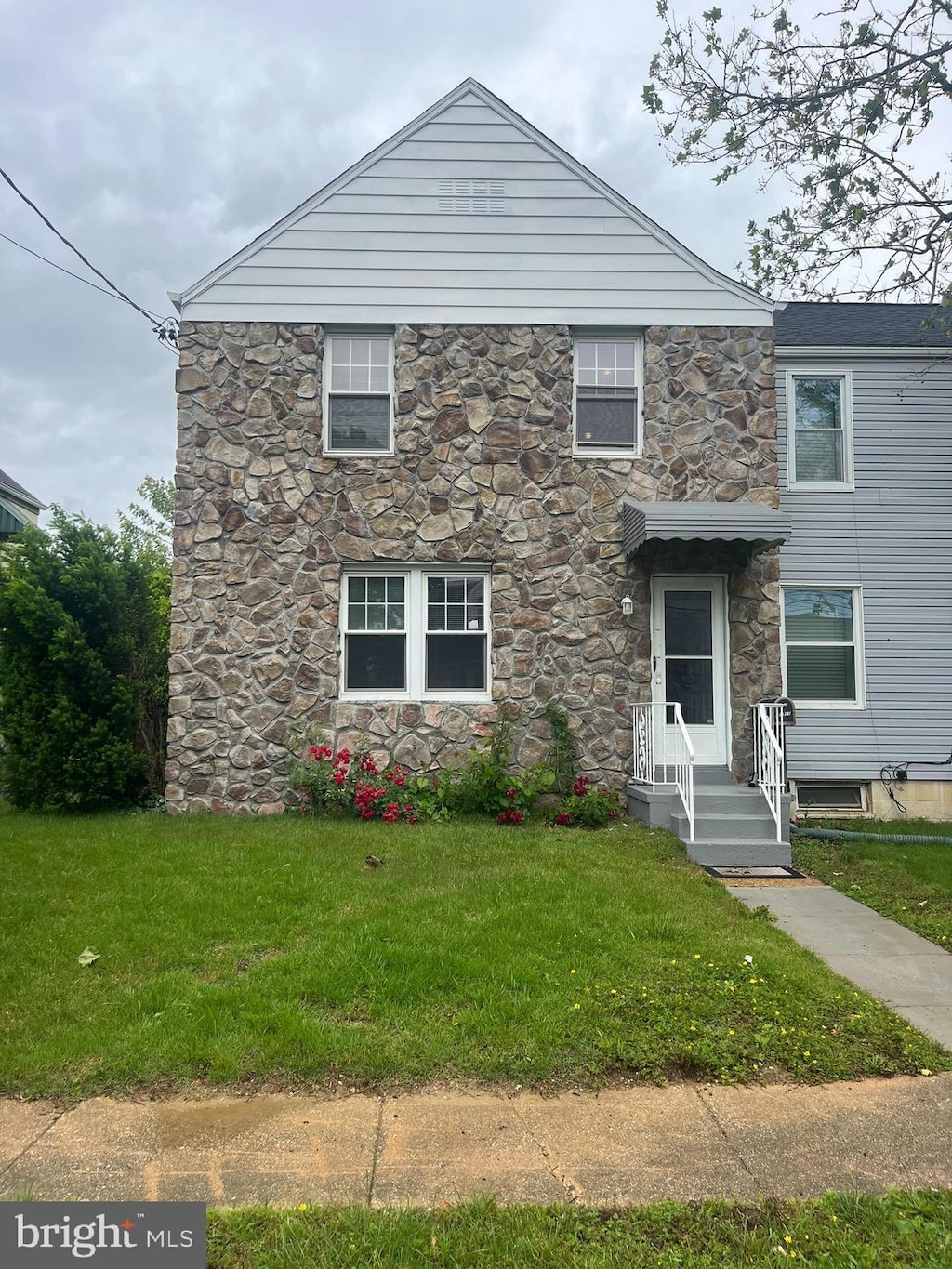 1311 Sycamore Ave, Wilmington, DE 19805 - view of front facade with stone siding and a front yard