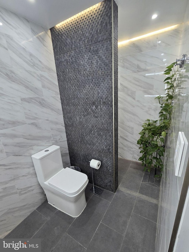 1211 S Eads St Unit 1701, Arlington, VA 22202 - bathroom featuring toilet, tile walls, tile patterned floors, tiled shower, and recessed lighting