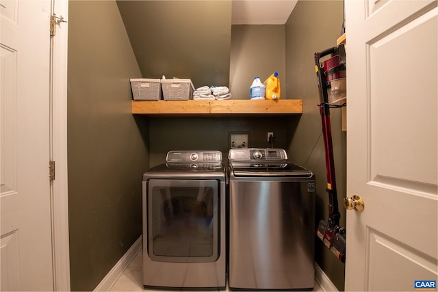 5301 Little Fox Ln, Charlottesville, VA 22903 - laundry area featuring washing machine and clothes dryer and baseboards