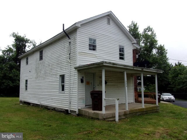 204 Hayward St, Cambridge, MD 21613 - view of front facade featuring a porch and a front yard