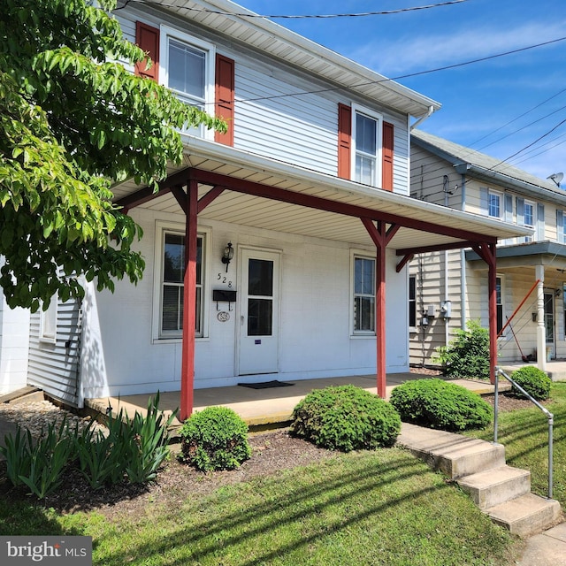 528 N State St, Ephrata, PA 17522 - view of front facade featuring covered porch and a front lawn