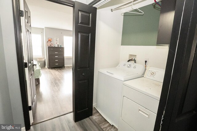 315 Dogwood St, Bally, PA 19503 - laundry area with washing machine and dryer and wood finished floors