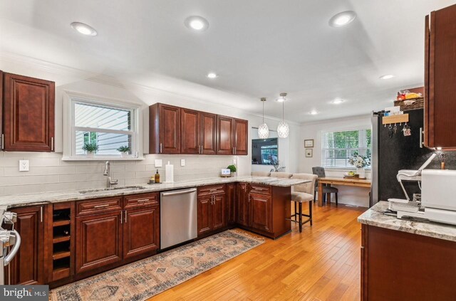 2218 Oakwood Ln, Atco, NJ 08004 - kitchen featuring stainless steel appliances, a sink, decorative backsplash, crown molding, and a peninsula