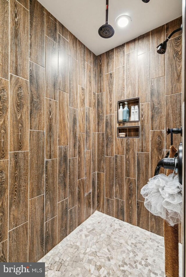 2218 Oakwood Ln, Atco, NJ 08004 - full bathroom featuring a tile shower