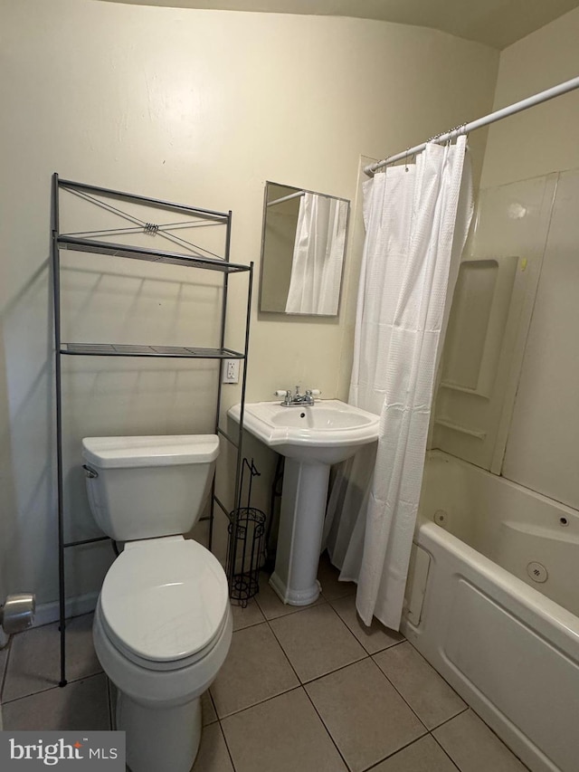 820 Cumberland St, Gloucester City, NJ 08030 - full bath featuring toilet, shower / tub combo, and tile patterned flooring