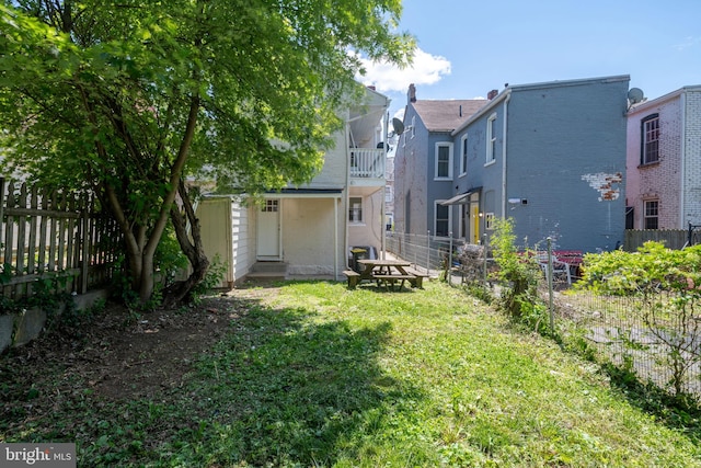 541 High St, Lancaster, PA 17603 - rear view of house featuring a fenced backyard and a residential view