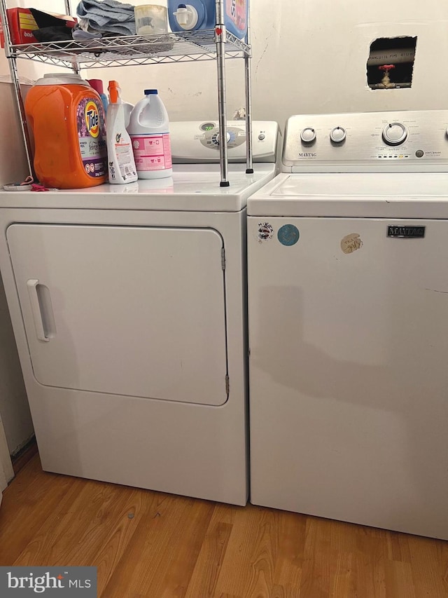 9122 Verbena Ct, Manassas, VA 20110 - laundry room featuring washer and clothes dryer and light wood finished floors