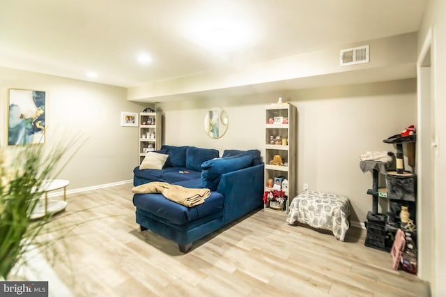 4548 Conwell Dr, Annandale, VA 22003 - living area featuring light wood-style flooring, baseboards, and recessed lighting