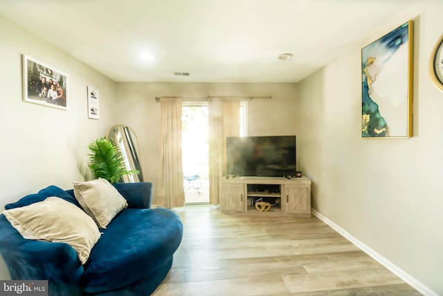 4548 Conwell Dr, Annandale, VA 22003 - living area with light wood-type flooring, baseboards, and recessed lighting