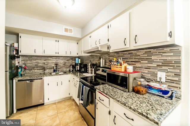 4548 Conwell Dr, Annandale, VA 22003 - kitchen featuring appliances with stainless steel finishes, under cabinet range hood, a sink, and tasteful backsplash