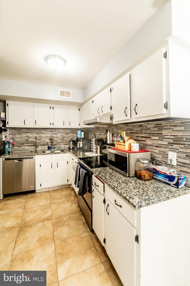 4548 Conwell Dr, Annandale, VA 22003 - kitchen featuring stainless steel appliances, under cabinet range hood, a sink, and backsplash