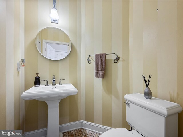 4001 Rosemeade Dr, Fairfax, VA 22033