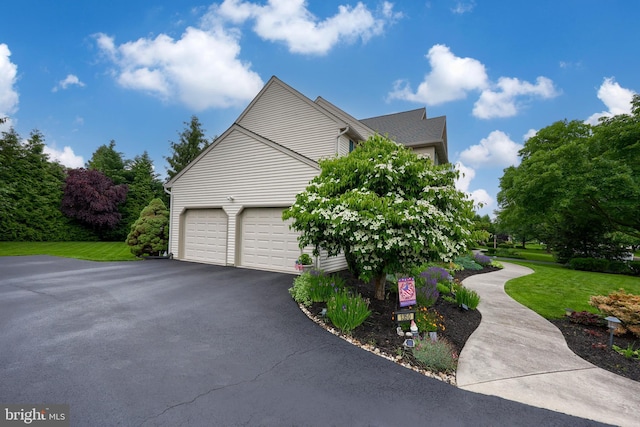 1350 Hyde Park Dr, Lancaster, PA 17601 - view of home's exterior with driveway, a lawn, and an attached garage