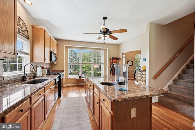 24830 Showbarn Cir, Damascus, MD 20872 - kitchen featuring black microwave, a sink, plenty of natural light, light wood-type flooring, and recessed lighting