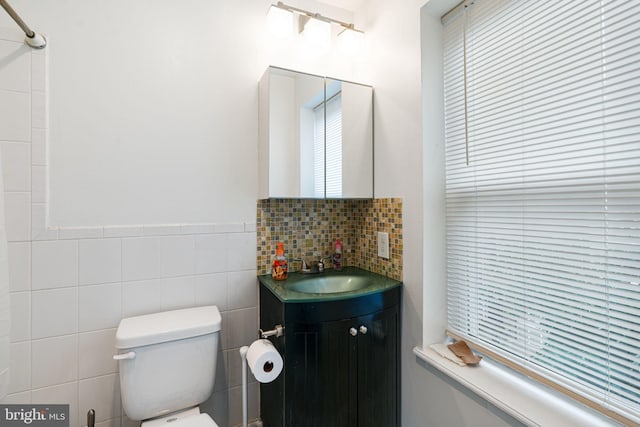 909 S 20th St Unit 3, Philadelphia, PA 19146 - bathroom with toilet, vanity, and tile walls