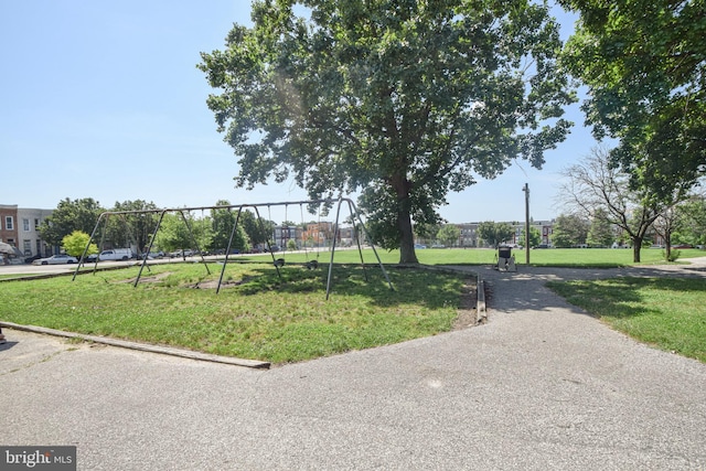 2116 E Hoffman St, Baltimore, MD 21213 - surrounding community with a yard