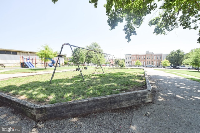 2116 E Hoffman St, Baltimore, MD 21213 - view of home's community featuring a yard