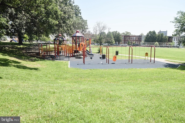 2116 E Hoffman St, Baltimore, MD 21213 - communal playground with a yard