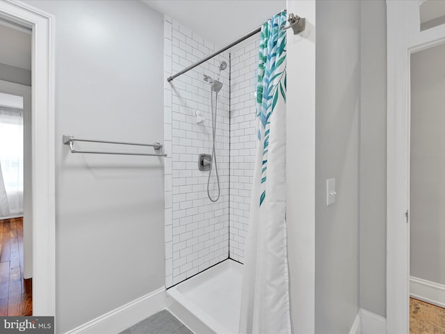 546 N Plum St, Lancaster, PA 17602 - full bath featuring a tile shower, baseboards, and wood finished floors