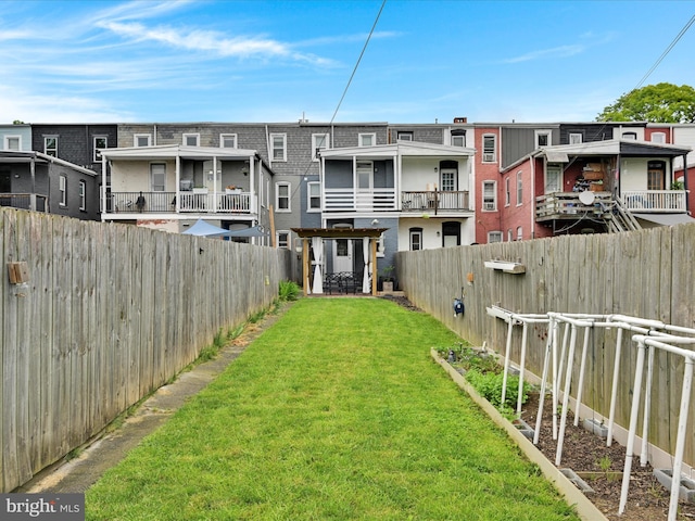 546 N Plum St, Lancaster, PA 17602 - view of yard featuring a residential view