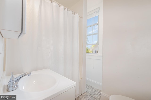 212 S Union Ave, Havre De Grace, MD 21078 - bathroom with a sink, baseboards, toilet, and a shower with shower curtain