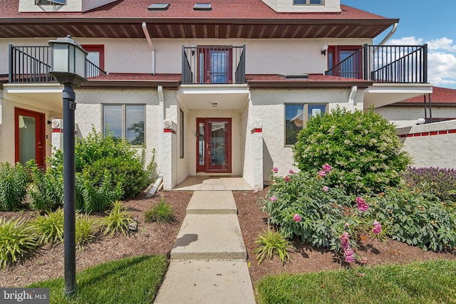 15 Queen Anne Way Unit E, Chester, MD 21619 - property entrance featuring a balcony and stucco siding