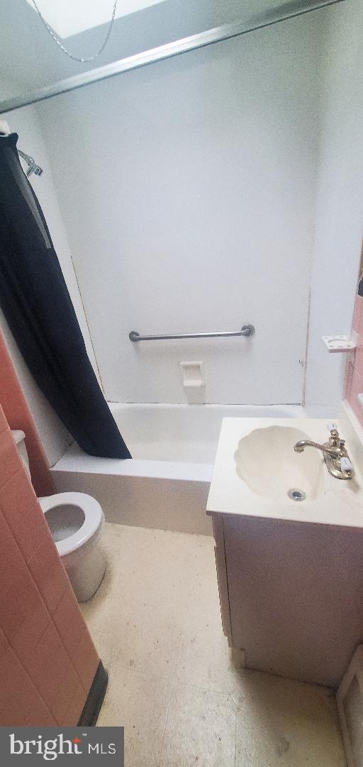 5016 Palmer Mill Rd, Clifton Heights, PA 19018 - bathroom with vanity, shower / tub combo, and toilet