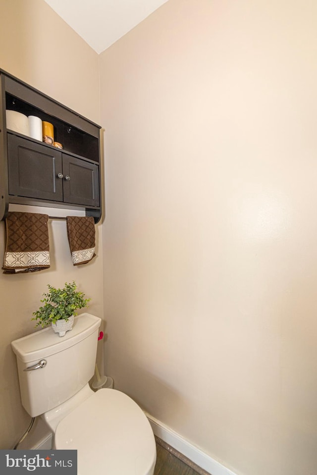 15381 Bronco Way, Woodbridge, VA 22193 - bathroom featuring toilet, baseboards, and wood finished floors