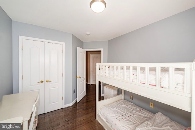 15381 Bronco Way, Woodbridge, VA 22193 - bedroom featuring dark wood-type flooring, a closet, and baseboards