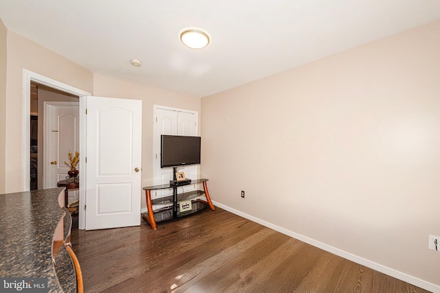 15381 Bronco Way, Woodbridge, VA 22193 - living room featuring dark wood-style floors and baseboards