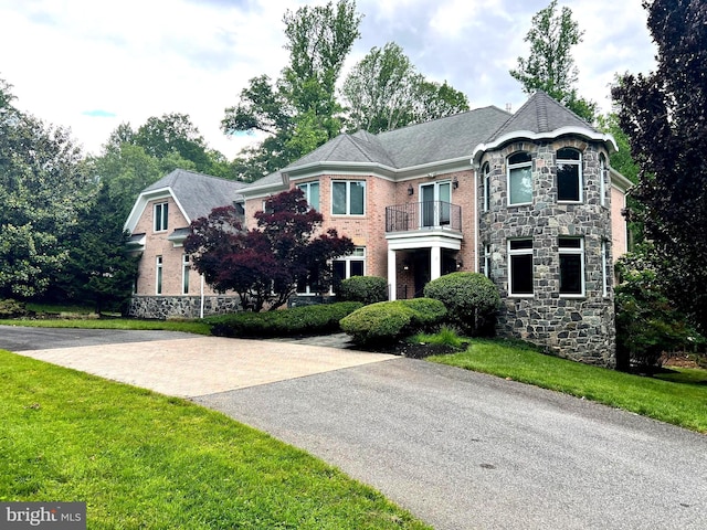 2610 Chestnut Woods Ct, Reisterstown, MD 21136 - view of front of home with a balcony, stone siding, and a front lawn