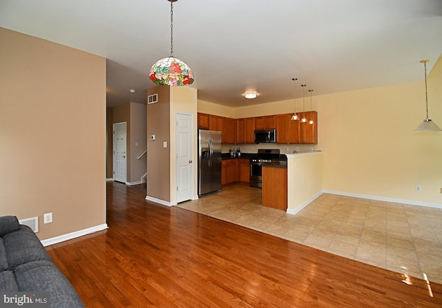 1664 Brynne Ln, Pottstown, PA 19464 - kitchen with stainless steel appliances, open floor plan, a peninsula, and baseboards