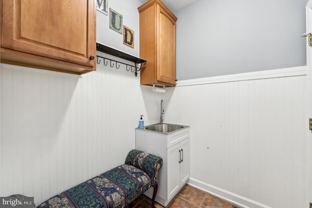 45 Saint Marys Ln, Stafford, VA 22556 - laundry room featuring a sink, wainscoting, and dark tile patterned floors