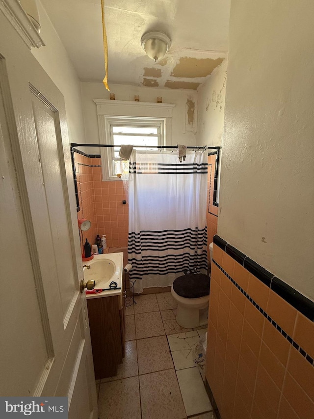 1512 Lindley Ave, Philadelphia, PA 19141 - full bath with toilet, vanity, a shower with curtain, tile walls, and a wainscoted wall