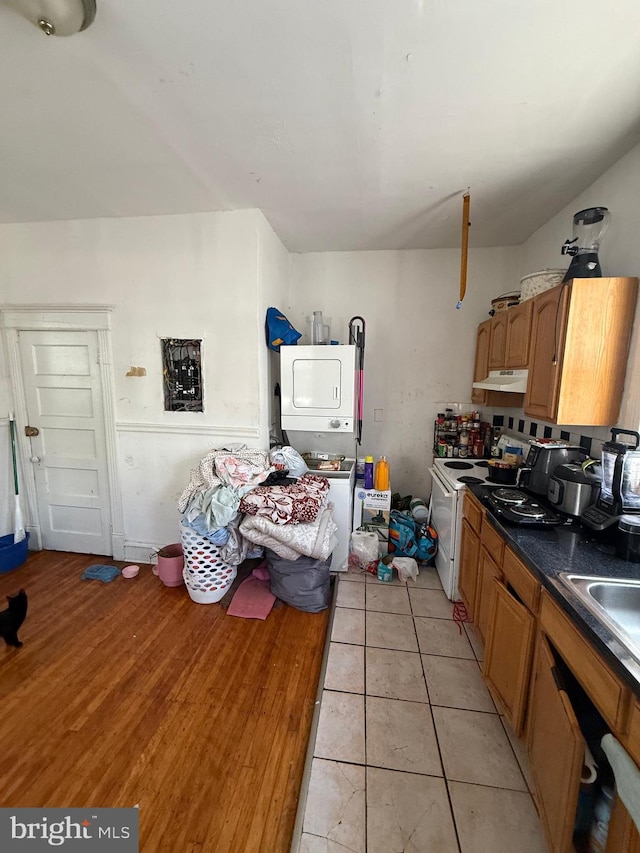 1512 Lindley Ave, Philadelphia, PA 19141 - kitchen featuring white electric stove, under cabinet range hood, dark countertops, and light wood finished floors