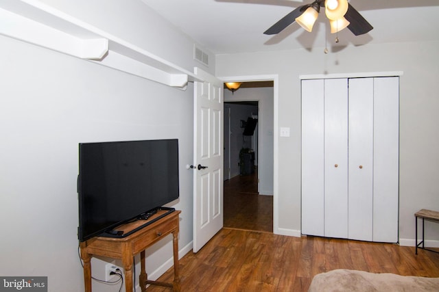 507 Essex Ct, Mantua, NJ 08051 - bedroom featuring wood finished floors, baseboards, a ceiling fan, and a closet