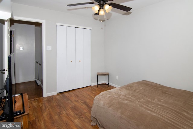 507 Essex Ct, Mantua, NJ 08051 - bedroom featuring wood finished floors, baseboards, a closet, and a ceiling fan
