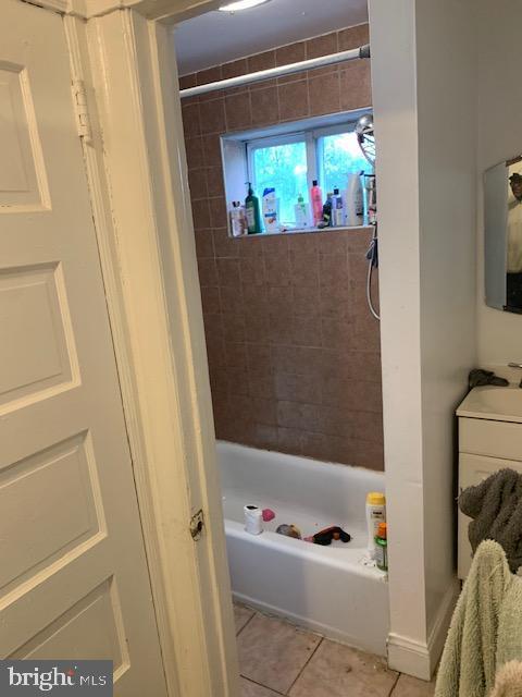 812 Tulip St, Camden, NJ 08104 - full bath featuring tile patterned floors, vanity, and shower / tub combination