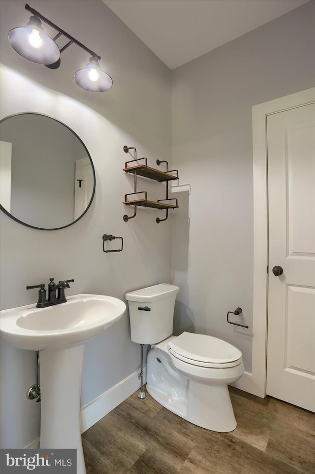 104 Lightfoot Ln, Dillsburg, PA 17019 - bathroom with wood finished floors, toilet, baseboards, and a sink