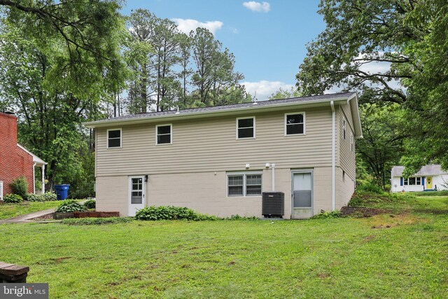 945 Ficklen Rd, Fredericksburg, VA 22405 - back of house featuring a lawn and central AC