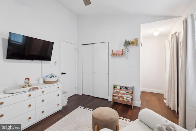 603 Lindsley Ct, Burlington, NJ 08016 - living area featuring dark wood-style floors, lofted ceiling, and baseboards