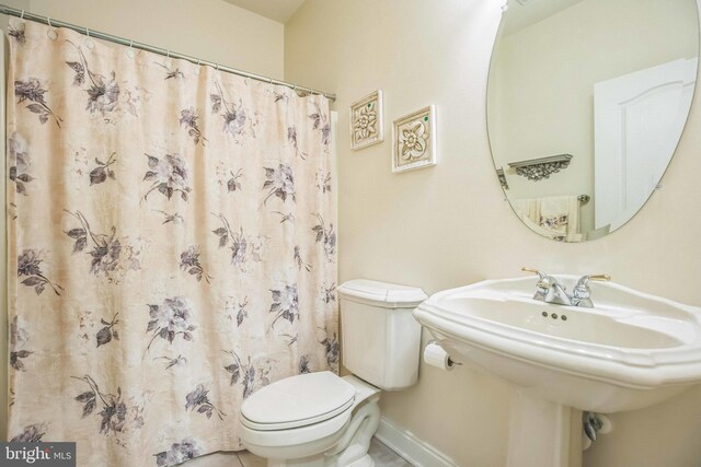 40801 Kiskadee Ln, Leonardtown, MD 20650 - bathroom with toilet, curtained shower, a sink, and baseboards