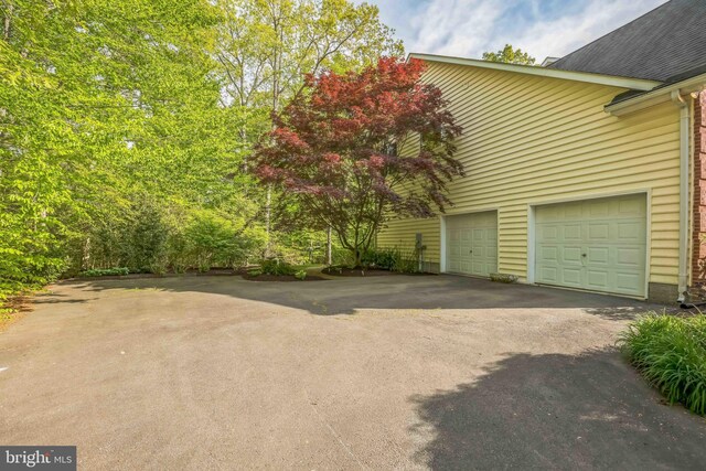 40801 Kiskadee Ln, Leonardtown, MD 20650 - view of side of home featuring asphalt driveway and a garage