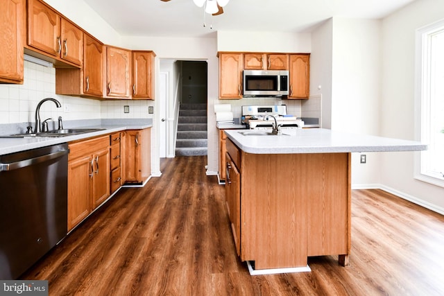 1222 Kings Tree Dr, Bowie, MD 20721 - kitchen with appliances with stainless steel finishes, a sink, a ceiling fan, and dark wood-style flooring